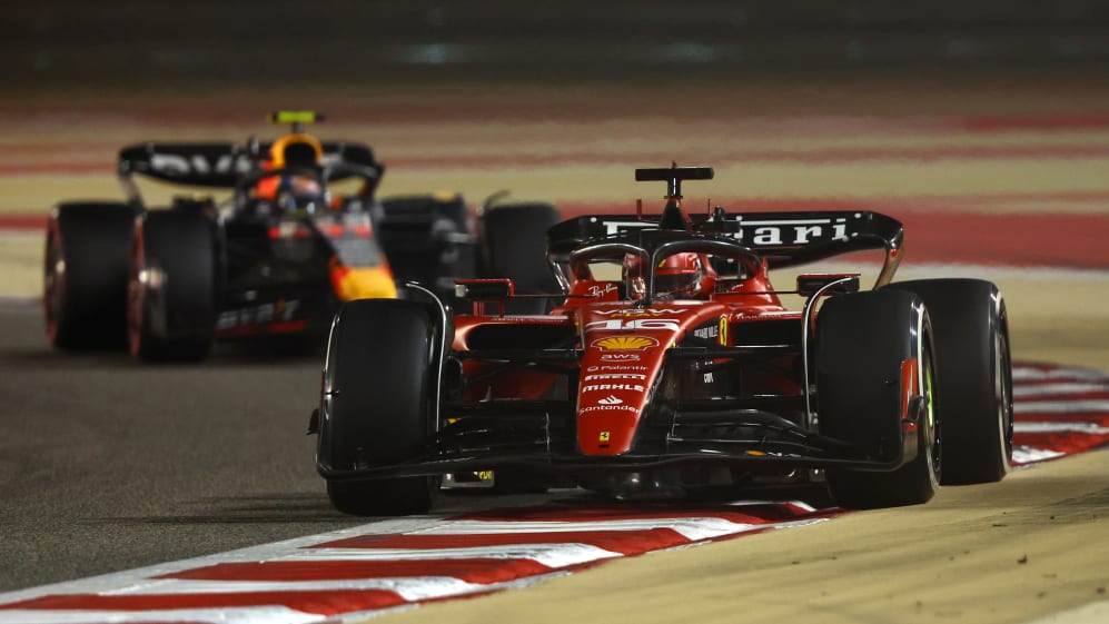 BAHREIN, BAHREIN - 05 DE MARZO: Charles Leclerc de Mónaco conduciendo el (16) Ferrari SF-23 lidera a Sergio