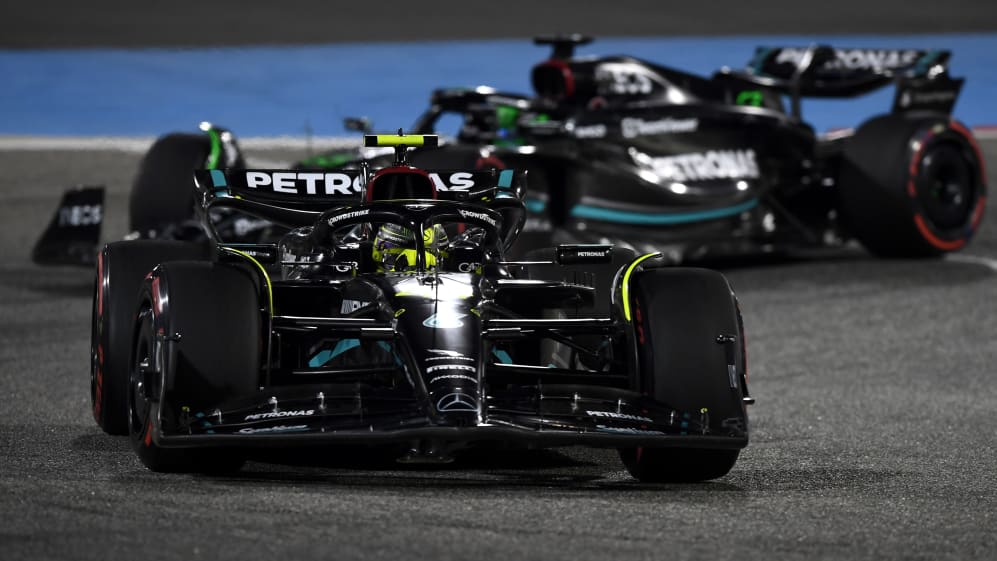 BAHREIN, BAHREIN - 05 DE MARZO: Lewis Hamilton de Gran Bretaña conduciendo el (44) Mercedes AMG Petronas