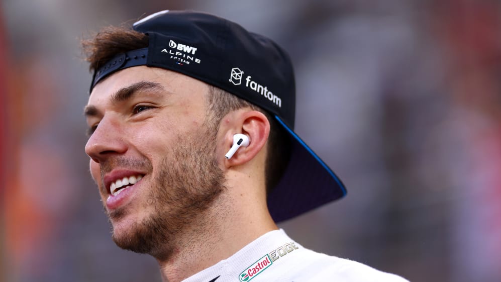 BAHREIN, BAHREIN - 5 DE MARZO: Pierre Gasly de Francia y Alpine F1 se preparan para conducir en la parrilla