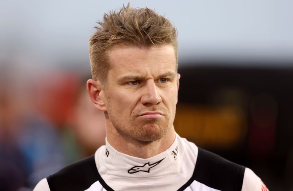 BAHREIN, BAHREIN - 5 DE MARZO: Nico Hulkenberg de Alemania y Haas F1 miran antes del F1 Grand