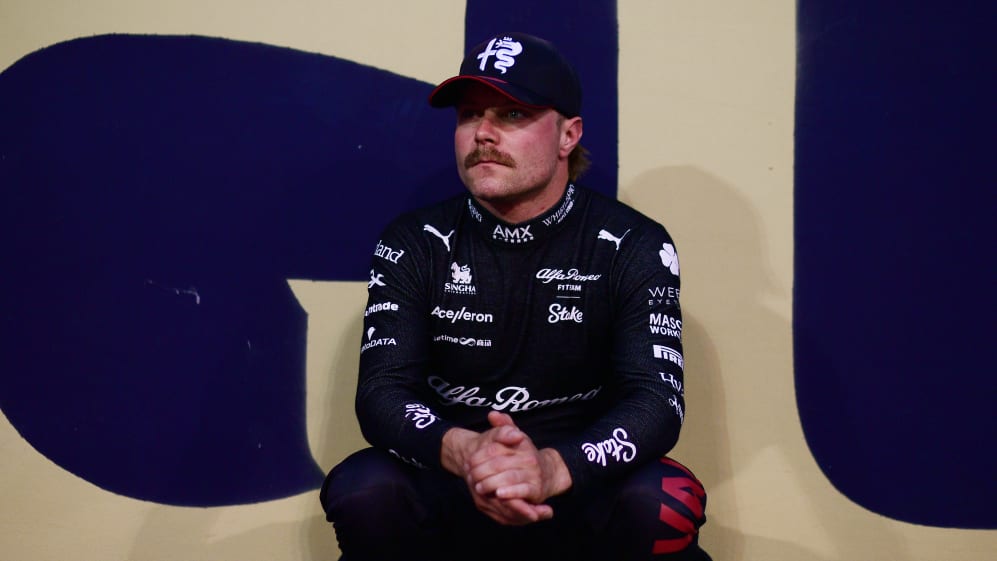 BAHREIN, BAHREIN - 5 DE MARZO: Valtteri Bottas de Finlandia y Alfa Romeo F1 se preparan para conducir en el