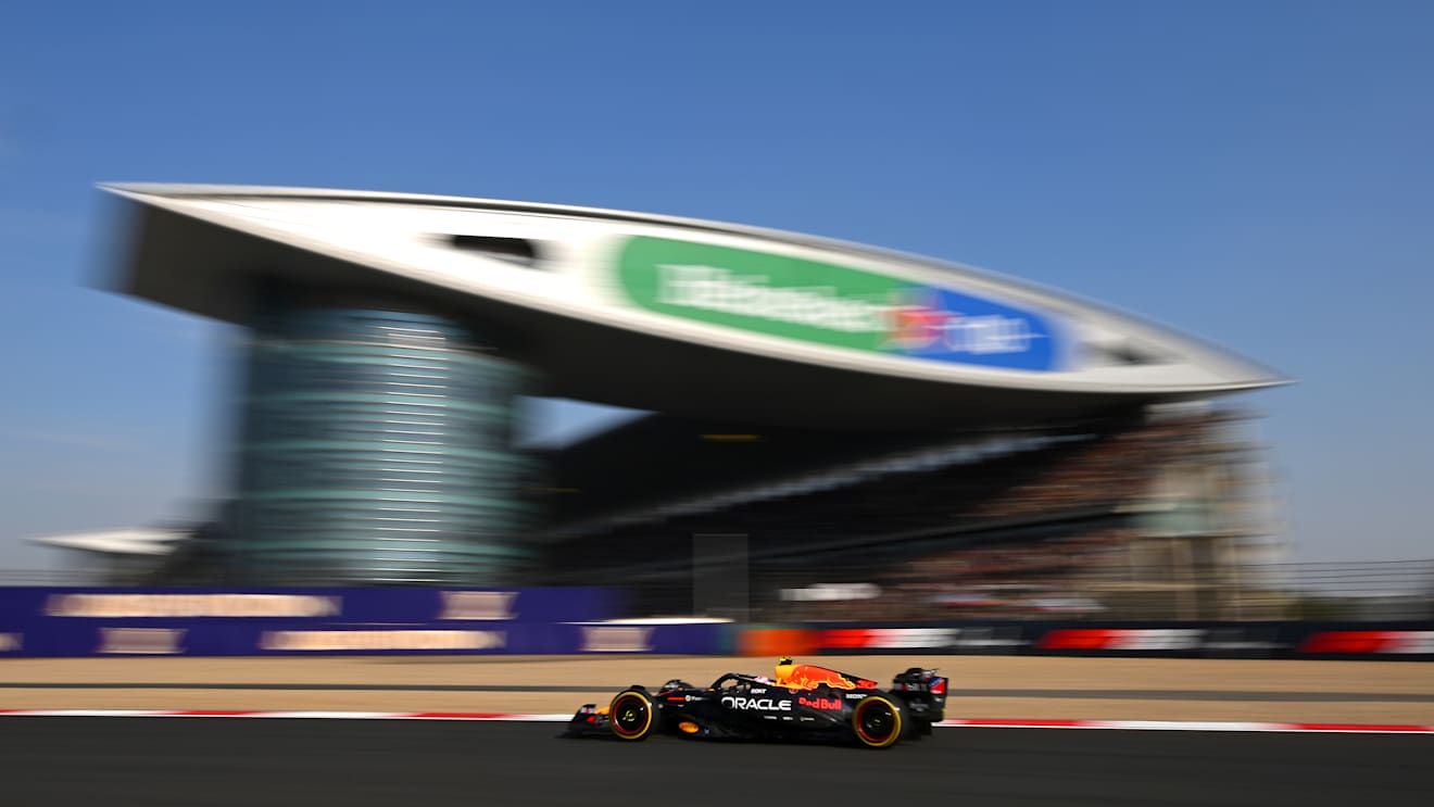 SHANGHAI, CHINA - MARCH 21: Liam Lawson of New Zealand driving the (30) Oracle Red Bull Racing RB21