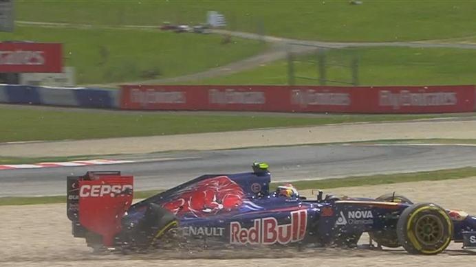 Toro Rosso's Daniil Kyvat skates across the Turn 5 gravel after suffering a problem with the right-rear corner of his car on lap 26. © FOWC Ltd