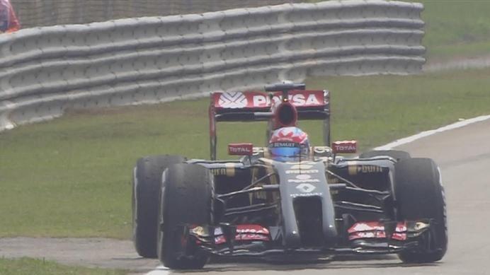 Romain Grosjean's Lotus stops out on track for the second consectutive session. © FOWC Ltd