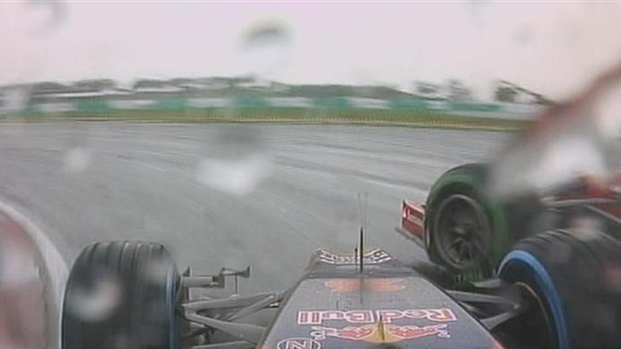 Daniil Kyvat's Toro Rosso collides with the Ferrari of Fernando Alonso, triggering an early red flag in Q2. © FOWC Ltd
