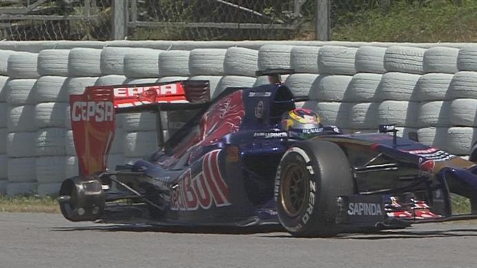 Jean-Eric Vergne loses a wheel from his Toro Rosso in the final minutes of FP2. © FOWC Ltd