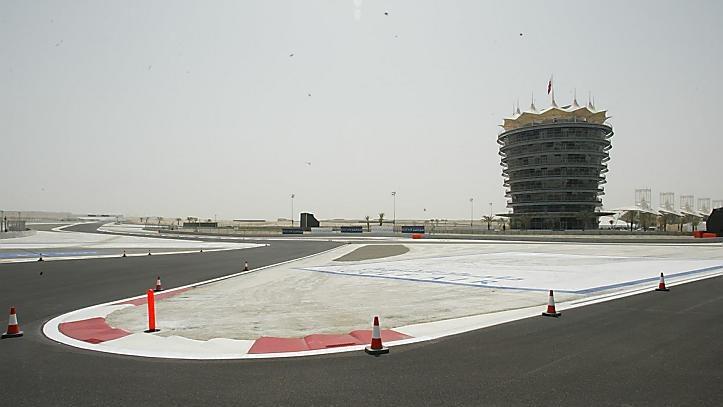 Turn 1 Formula One World Championship, Rd3, Bahrain Grand Prix, Preparations, Bahrain International Circuit, Bahrain, 1 April 2004 © Sutton Images. No reproduction without permission