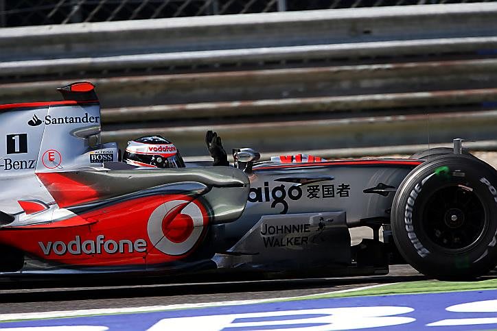 Pole sitter Fernando Alonso (ESP) McLaren Mercedes MP4/22 waves to the crowd. Formula One World Championship, Rd 13, Italian Grand Prix, Qualifying Day, Monza, Italy, Saturday, 8 September 2007. © Sutton Images