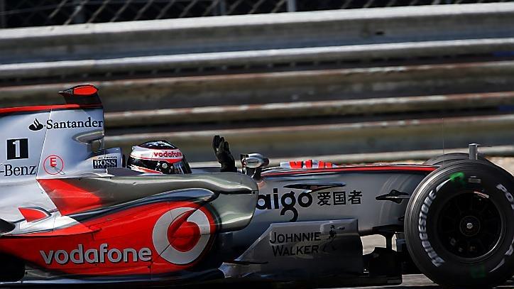 Pole sitter Fernando Alonso (ESP) McLaren Mercedes MP4/22 waves to the crowd. Formula One World Championship, Rd 13, Italian Grand Prix, Qualifying Day, Monza, Italy, Saturday, 8 September 2007. © Sutton Images
