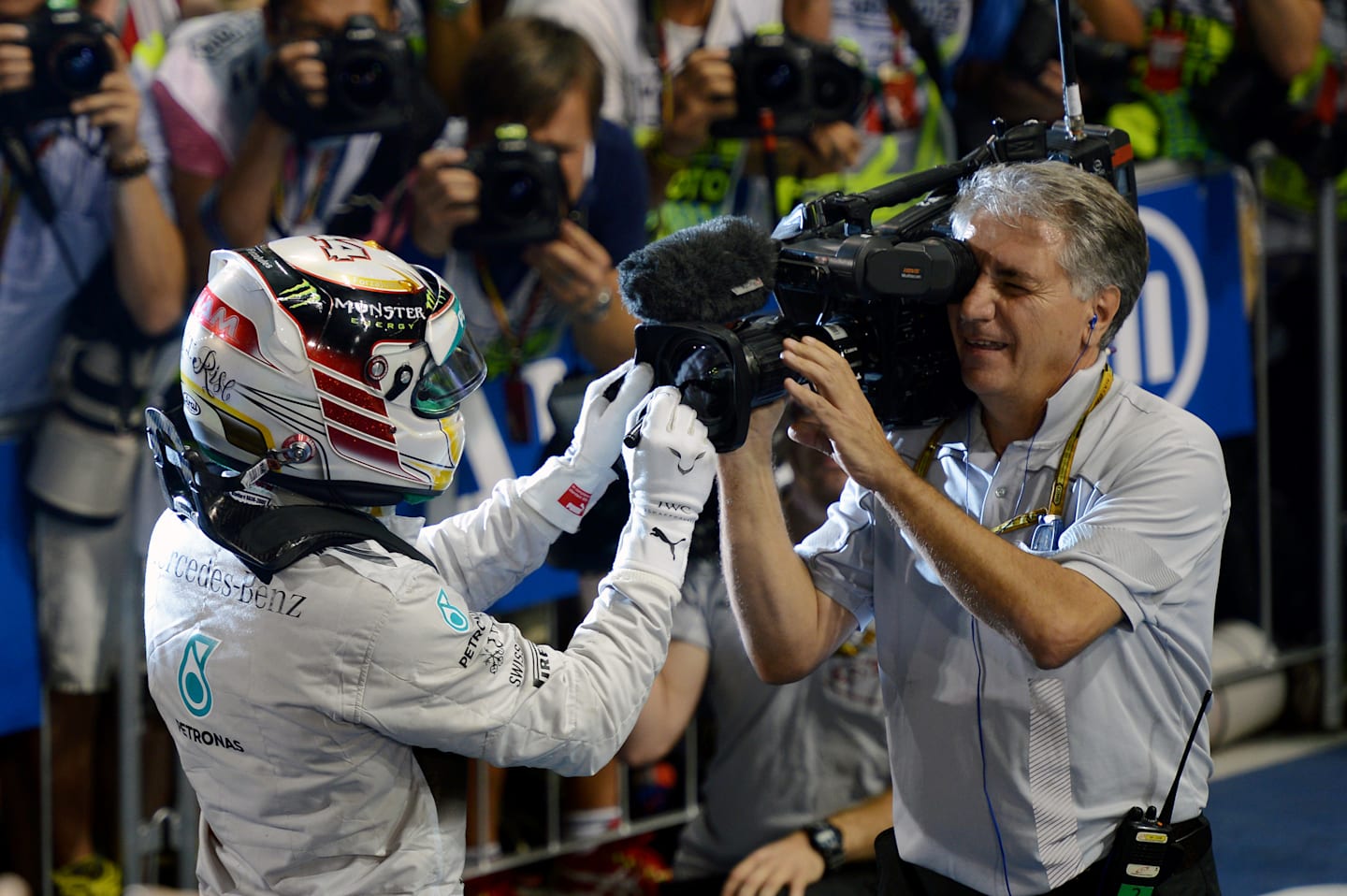 Race winner and 2014 F1 World Champion Lewis Hamilton (GBR) Mercedes AMG F1 signs a camera in parc ferme.
Formula One World Championship, Rd19, Abu Dhabi Grand Prix, Race, Yas Marina Circuit, Abu Dhabi, UAE, Sunday 23 November 2014.
