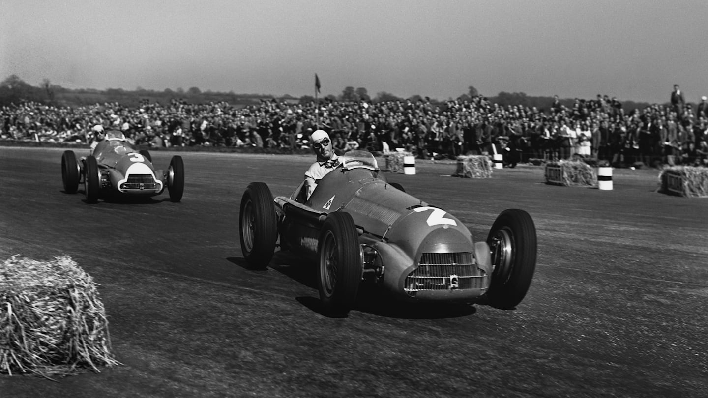 Guiseppe Farina (Alfa Romeo 158), 1st position, leads Luigi Fagioli (Alfa Romeo 158), 2nd position, action. Silverstone, England. 11-13 May 1950.
World Copyright - LAT Photographic