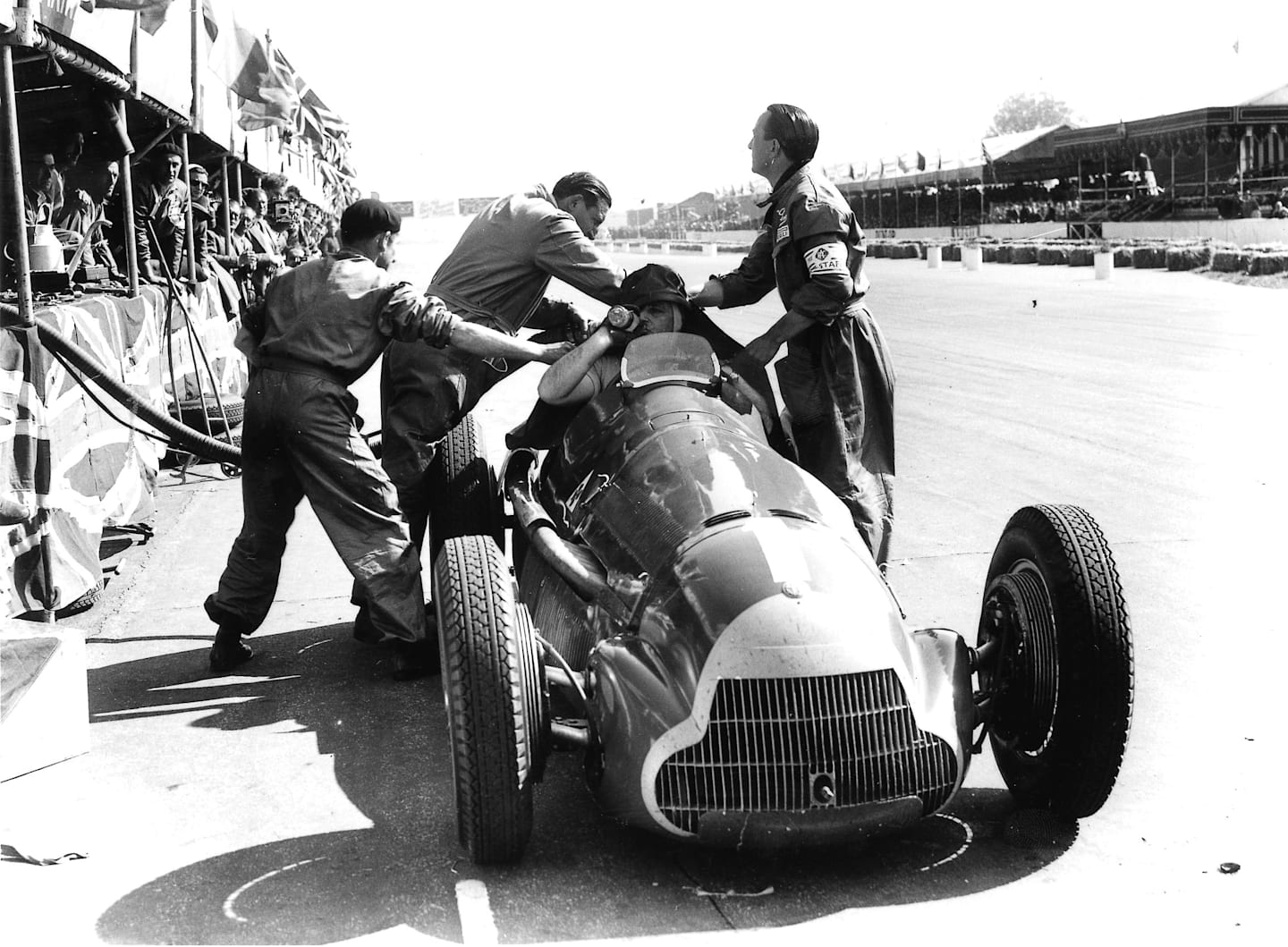 Juan Manuel Fangio (Alfa Romeo 158) takes a pitstop. 1950 British Grand Prix.
Silverstone, England. 11-13 May 1950. World Copyright - LAT Photographic