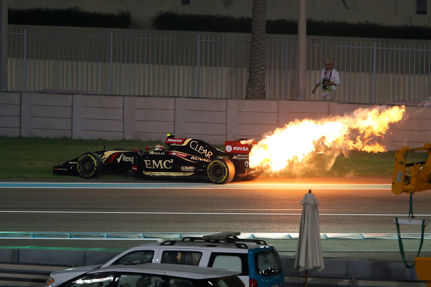 Pastor Maldonado (VEN) Lotus E22 retires with an engine fire. Formula One World Championship,