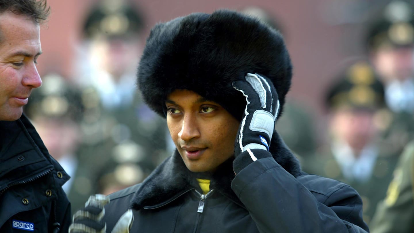 Narain Karthikeyan (IND),  Jordan, tries on a traditional Russian hat. Jordan Launch, Red Square,