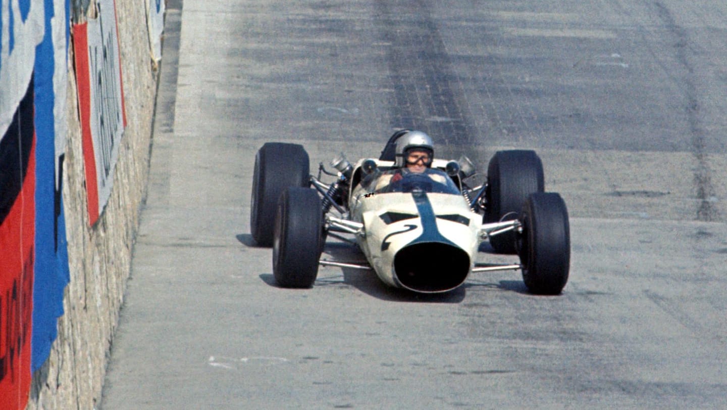 Bruce McLaren (NZL) McLaren M2B, DNF, leads Jo Bonnier (SWE) Cooper T81, DNF. Monaco Grand Prix,