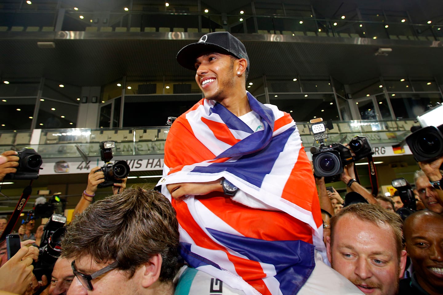 Lewis Hamilton (GBR) Mercedes AMG F1 celebrates with the team. Formula One World Championship, Rd19, Abu Dhabi Grand Prix, Race, Yas Marina Circuit, Abu Dhabi, UAE, Sunday, 23 November 2014 