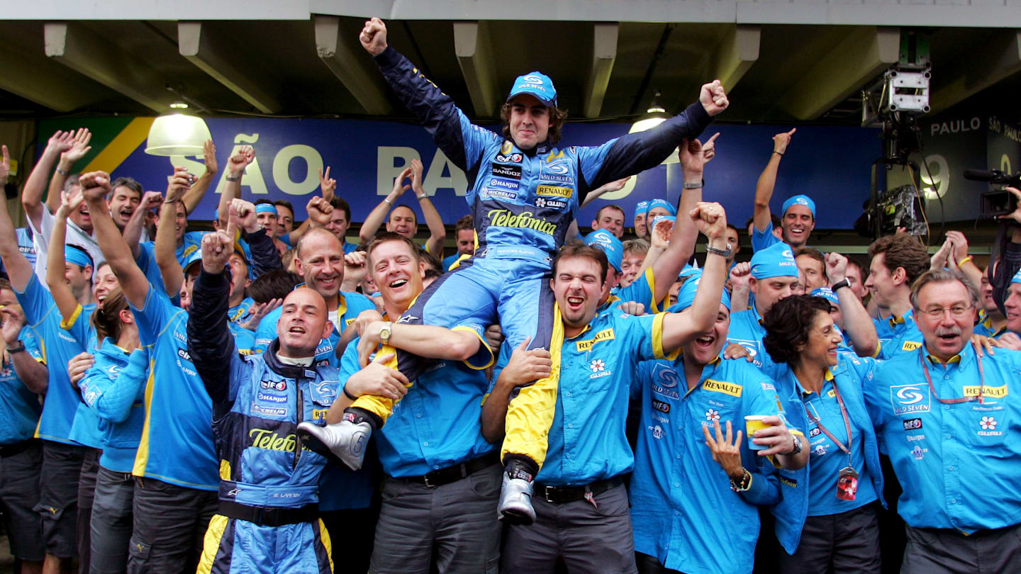 The Renault team celebrates Fernando Alonso (ESP) becoming World Champion. Formula One World