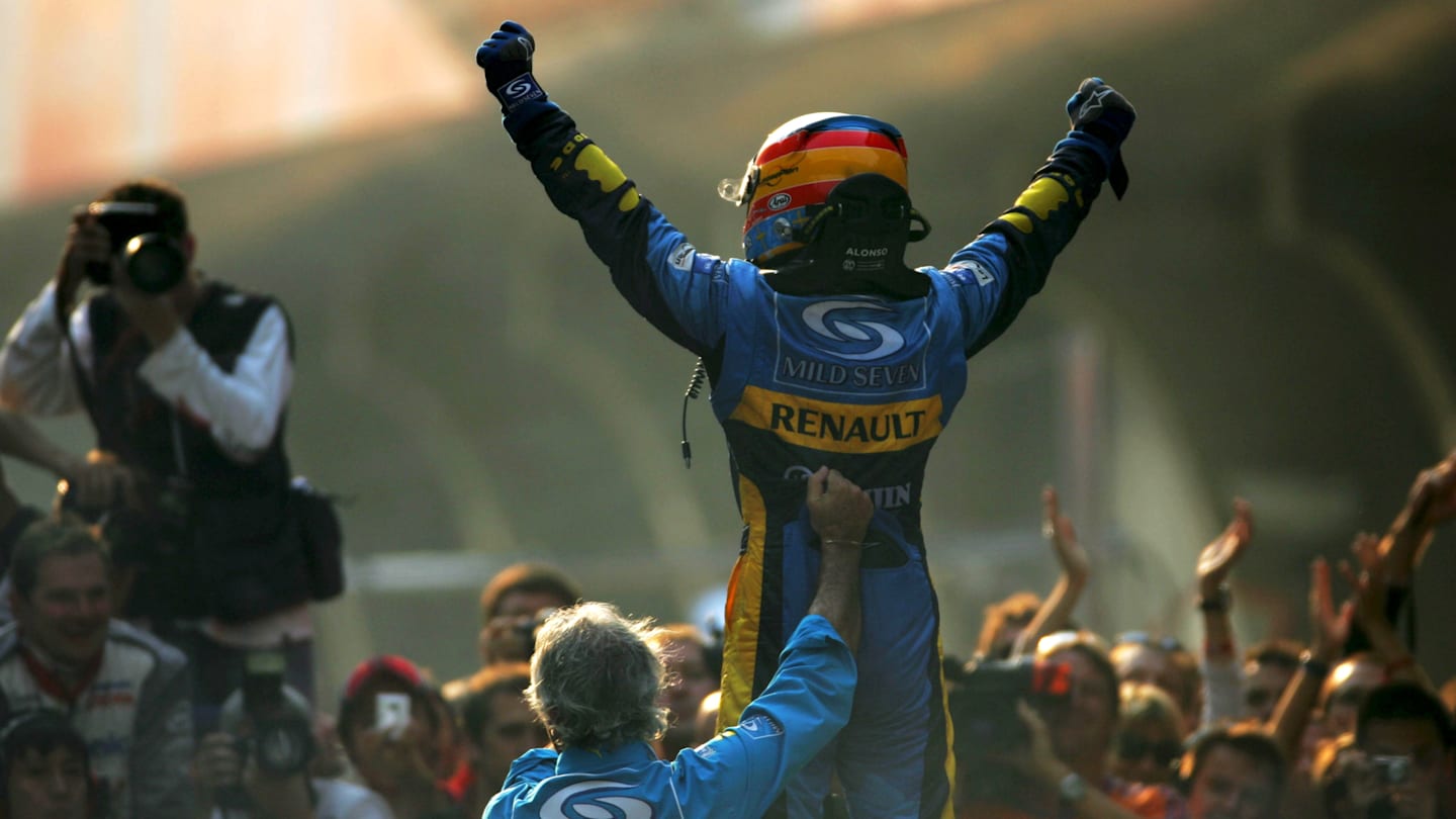 Fernando Alonso (ESP) Renault R25 and Flavio Briatore (ITA) Renault Team Principal in Parc