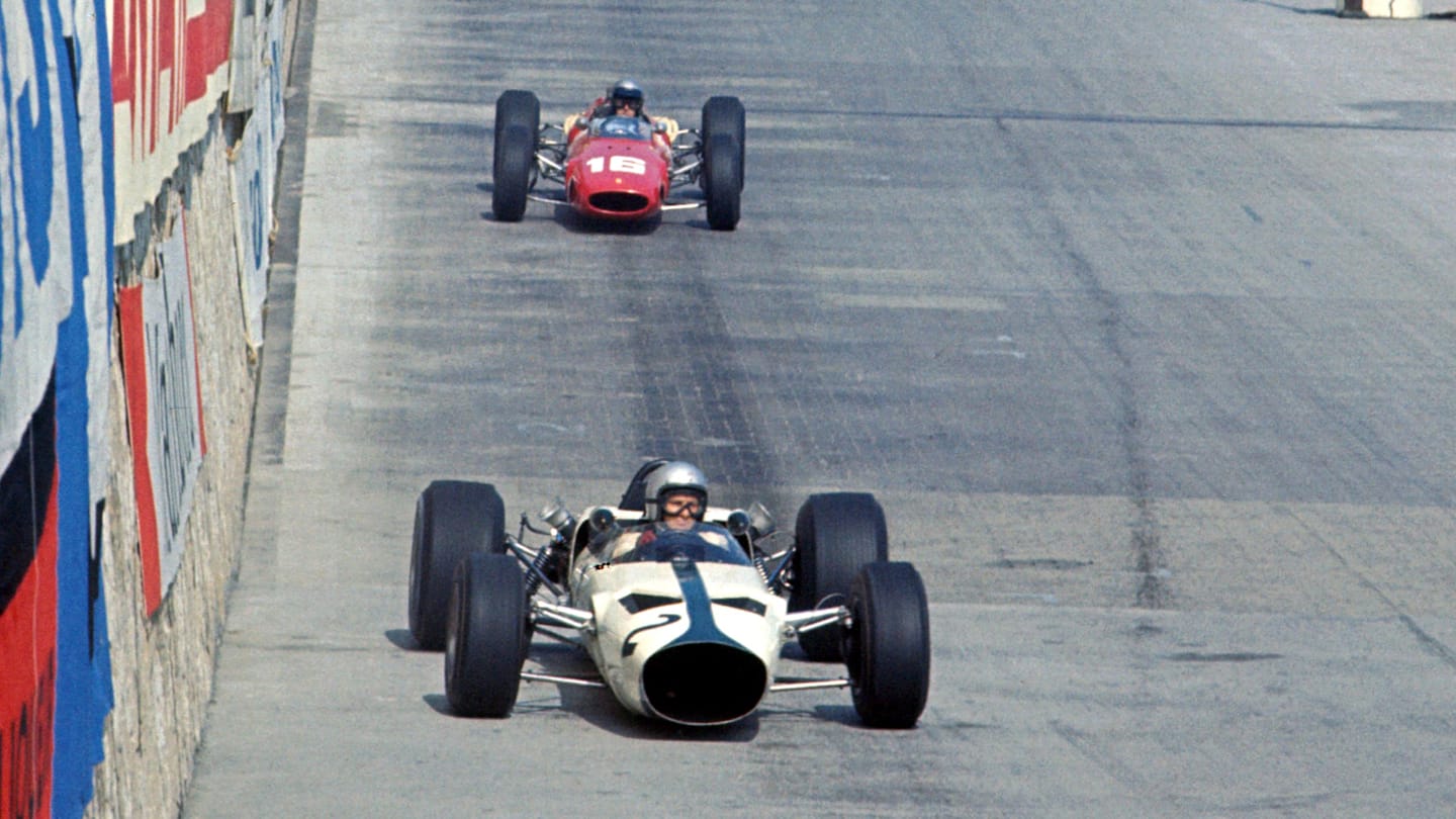 Bruce McLaren (NZL) McLaren M2B, DNF, leads Jo Bonnier (SWE) Cooper T81, DNF. Monaco Grand Prix,