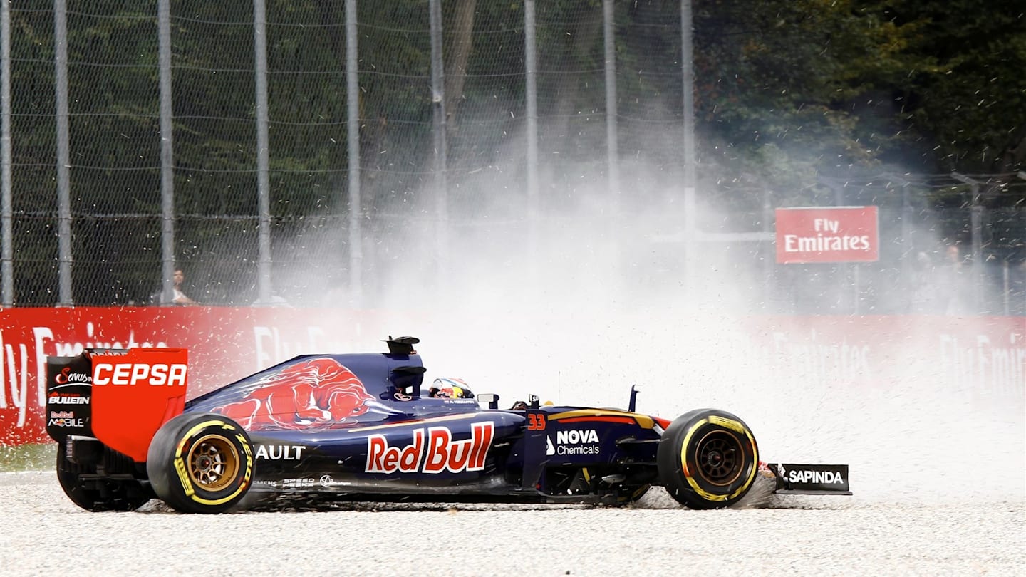 Max Verstappen (NDL) Scuderia Toro Rosso STR10 spins off in FP2 at Formula One World Championship,