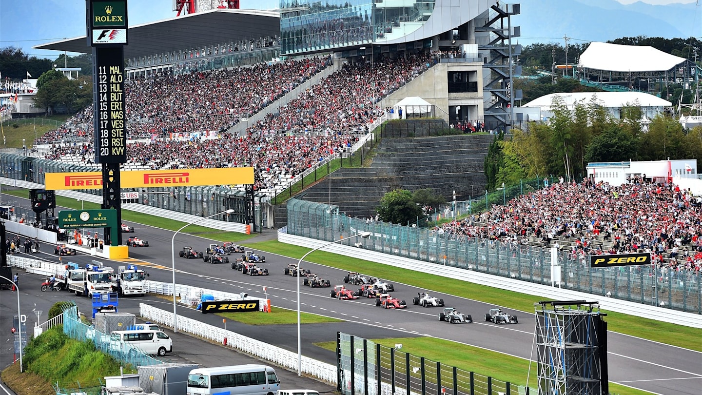 Lewis Hamilton (GBR) Mercedes AMG F1 W06 and Nico Rosberg (GER) Mercedes AMG F1 W06 battle at the