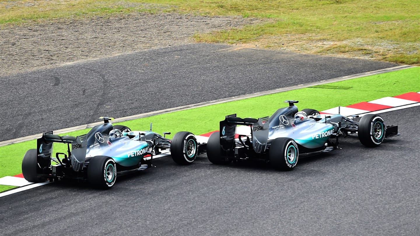 Lewis Hamilton (GBR) Mercedes AMG F1 W06 and Nico Rosberg (GER) Mercedes AMG F1 W06 battle at the