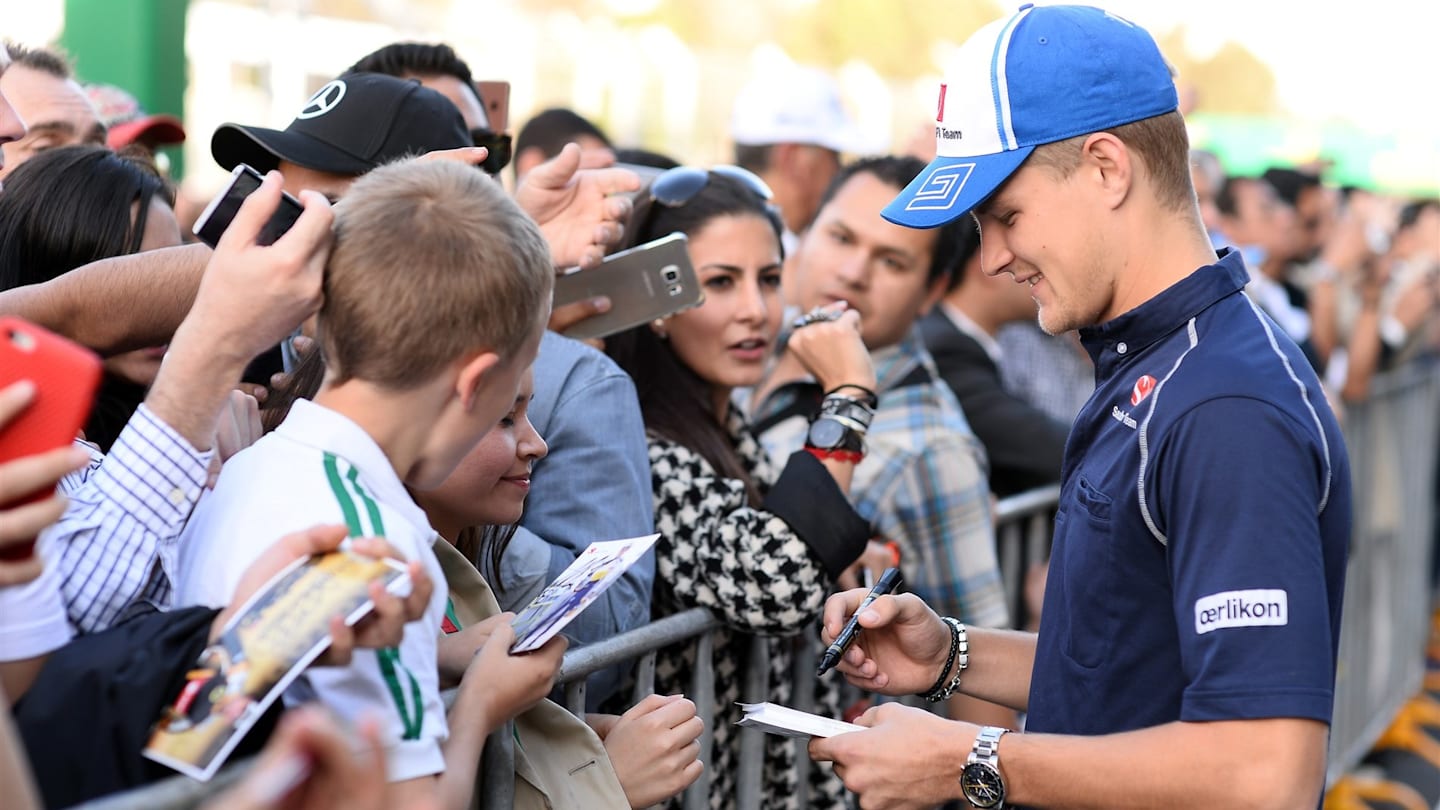 Marcus Ericsson (SWE) Sauber signs autographs for the fans at Formula One World Championship, Rd17,