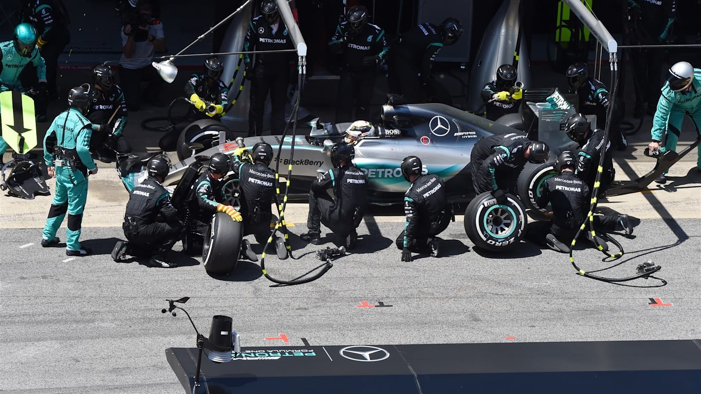 Lewis Hamilton (GBR) Mercedes AMG F1 W06 is delayed in his pit stop at Formula One World
