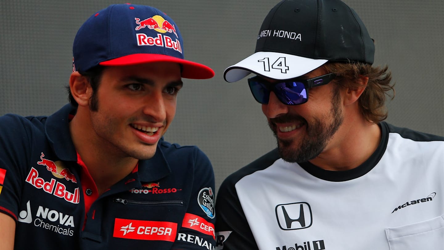 Carlos Sainz jr (ESP) Scuderia Toro Rosso, Fernando Alonso (ESP) McLaren at Formula One World