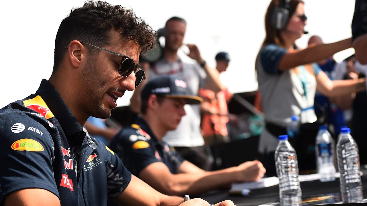 Daniel Ricciardo (AUS) Red Bull Racing and Max Verstappen (NED) Red Bull Racing at the fans autograph session at Formula One World Championship, Rd21, Abu Dhabi Grand Prix, Practice, Yas Marina Circuit, Abu Dhabi, UAE, Friday 25 November 2016. © Sutton Images