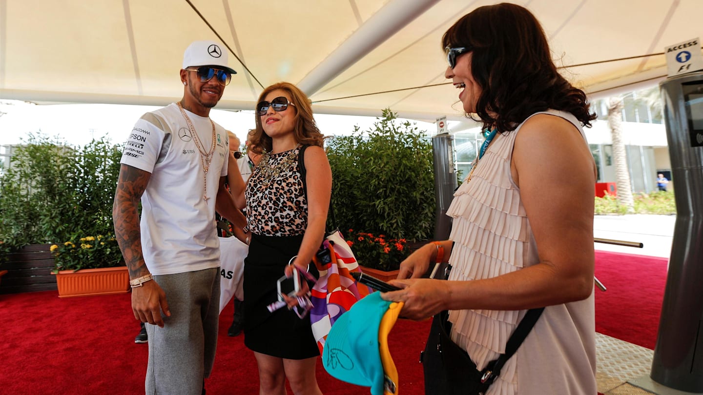 Lewis Hamilton (GBR) Mercedes AMG F1 and fan at Formula One World Championship, Rd21, Abu Dhabi Grand Prix, Practice, Yas Marina Circuit, Abu Dhabi, UAE, Friday 25 November 2016. © Sutton Images