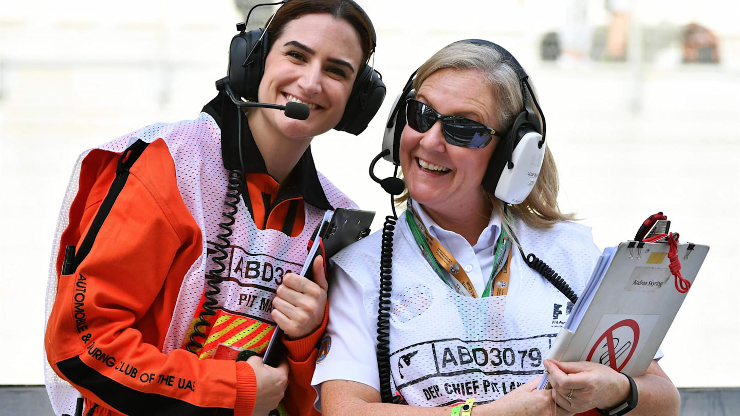 Marshals at Formula One World Championship, Rd21, Abu Dhabi Grand Prix, Practice, Yas Marina Circuit, Abu Dhabi, UAE, Friday 25 November 2016. © Sutton Images