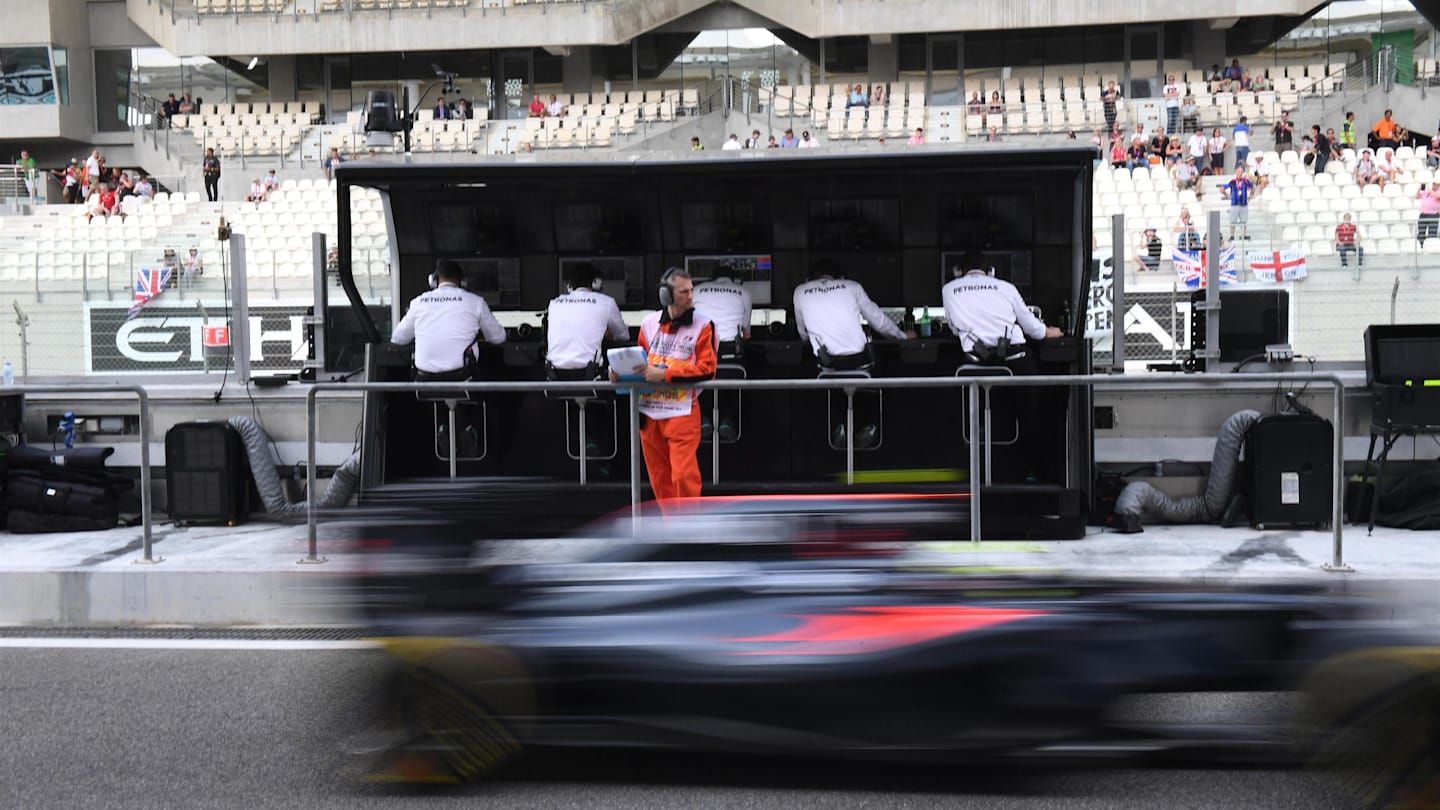 Marshal at Formula One World Championship, Rd21, Abu Dhabi Grand Prix, Practice, Yas Marina Circuit, Abu Dhabi, UAE, Friday 25 November 2016. © Sutton Images