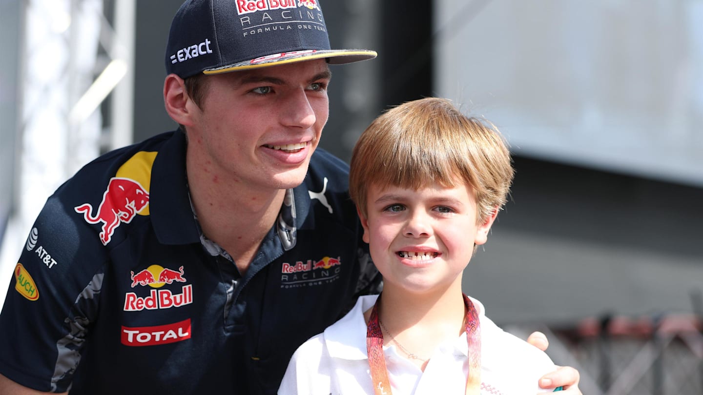 Max Verstappen (NED) Red Bull Racing and young fan at Formula One World Championship, Rd21, Abu Dhabi Grand Prix, Practice, Yas Marina Circuit, Abu Dhabi, UAE, Friday 25 November 2016. © Sutton Images