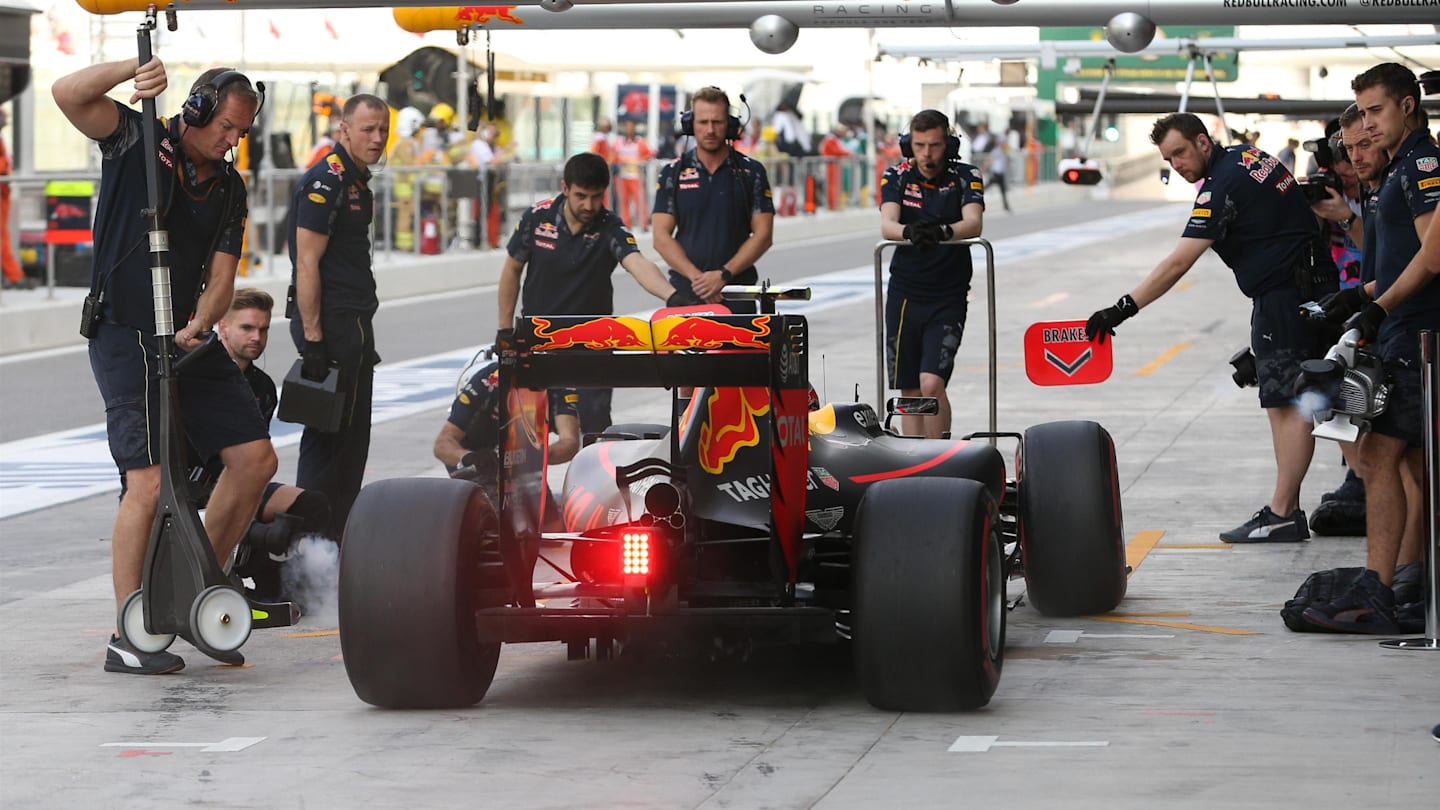 Max Verstappen (NED) Red Bull Racing RB12 makes a pitstop at Formula One World Championship, Rd21, Abu Dhabi Grand Prix, Qualifying, Yas Marina Circuit, Abu Dhabi, UAE, Saturday 26 November 2016. © Sutton Images