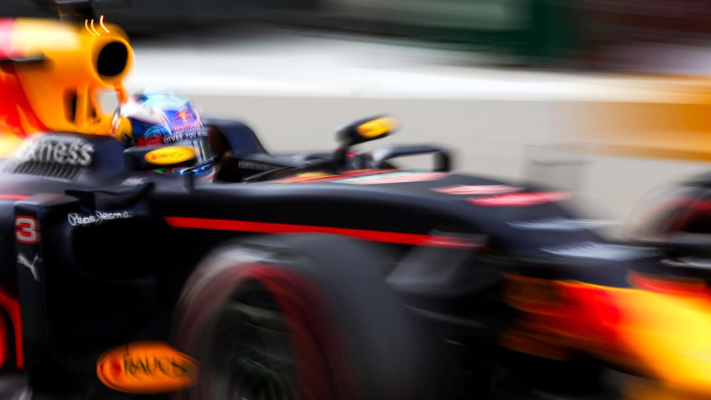 Daniel Ricciardo (AUS) Red Bull Racing RB12 at Formula One World Championship, Rd21, Abu Dhabi Grand Prix, Qualifying, Yas Marina Circuit, Abu Dhabi, UAE, Saturday 26 November 2016. © Sutton Images