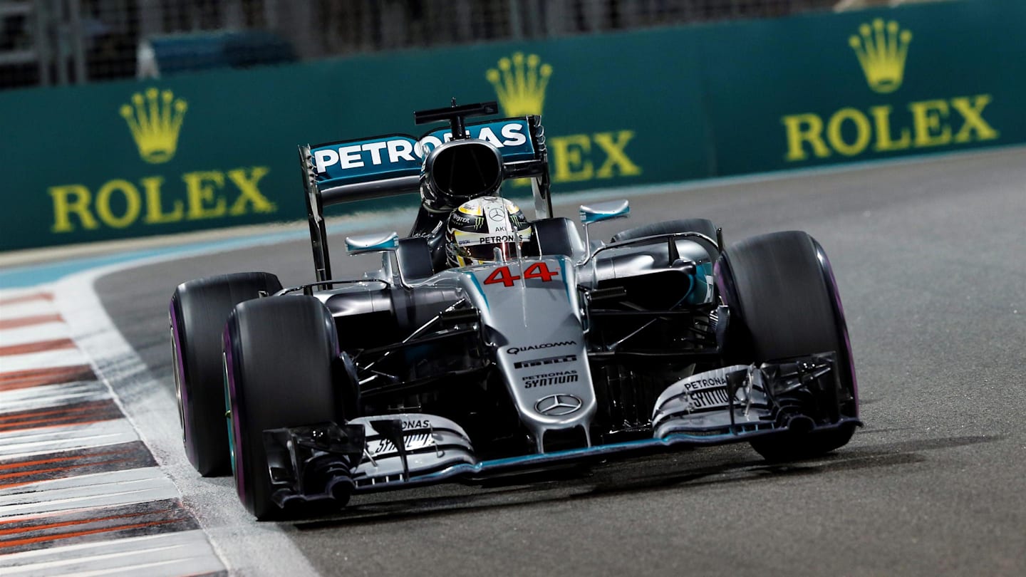 Lewis Hamilton (GBR) Mercedes-Benz F1 W07 Hybrid at Formula One World Championship, Rd21, Abu Dhabi Grand Prix, Qualifying, Yas Marina Circuit, Abu Dhabi, UAE, Saturday 26 November 2016. © Sutton Images