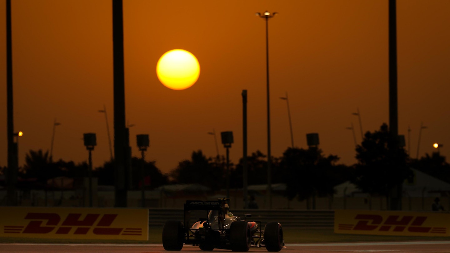 Jenson Button (GBR) McLaren MP4-31 at Formula One World Championship, Rd21, Abu Dhabi Grand Prix, Qualifying, Yas Marina Circuit, Abu Dhabi, UAE, Saturday 26 November 2016. © Sutton Images