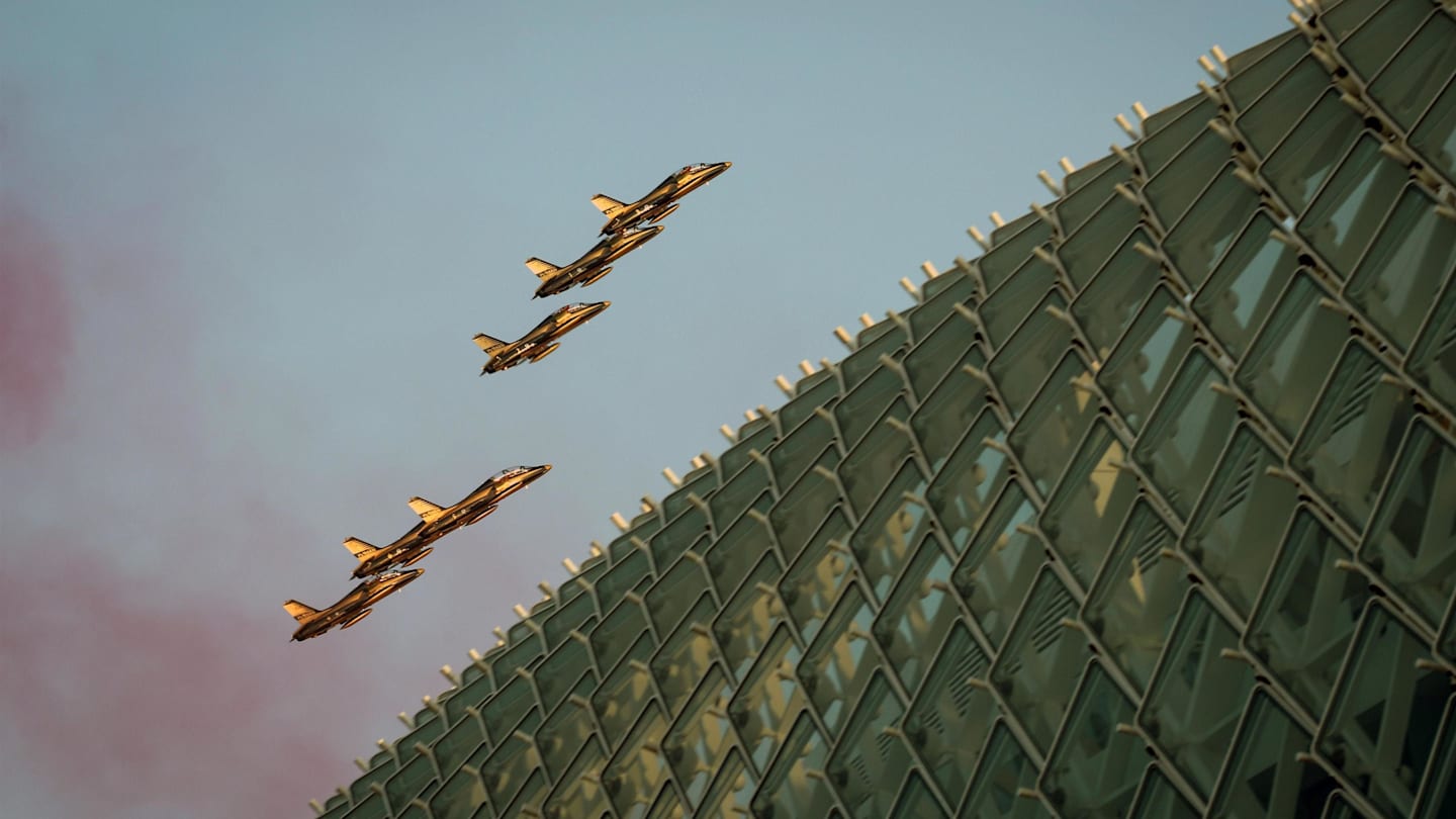 Fursan Al Emarate Air Show flypast at Formula One World Championship, Rd21, Abu Dhabi Grand Prix, Qualifying, Yas Marina Circuit, Abu Dhabi, UAE, Saturday 26 November 2016. © Sutton Images