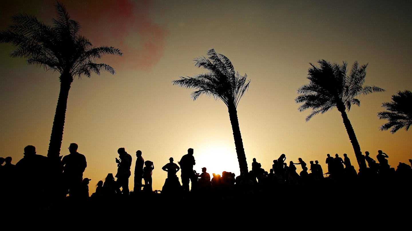 Fans at sunset at Formula One World Championship, Rd21, Abu Dhabi Grand Prix, Qualifying, Yas Marina Circuit, Abu Dhabi, UAE, Saturday 26 November 2016. © Sutton Images