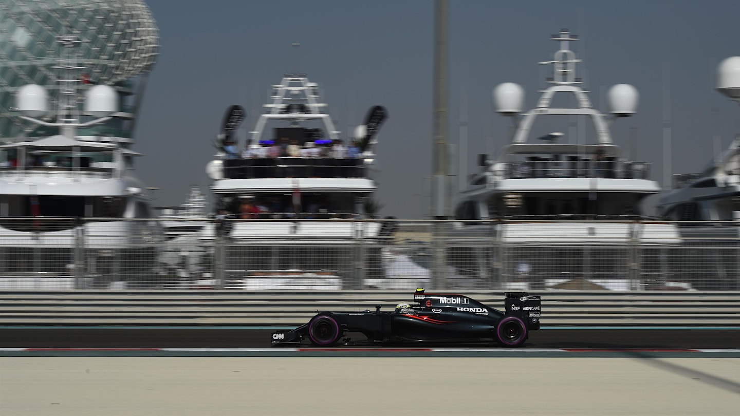 Jenson Button (GBR) McLaren MP4-31 at Formula One World Championship, Rd21, Abu Dhabi Grand Prix, Qualifying, Yas Marina Circuit, Abu Dhabi, UAE, Saturday 26 November 2016. © Sutton Images