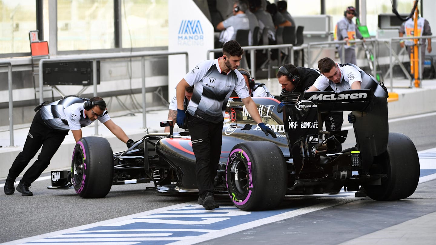 McLaren MP4-31 rear at Formula One World Championship, Rd21, Abu Dhabi Grand Prix, Qualifying, Yas Marina Circuit, Abu Dhabi, UAE, Saturday 26 November 2016. © Sutton Images