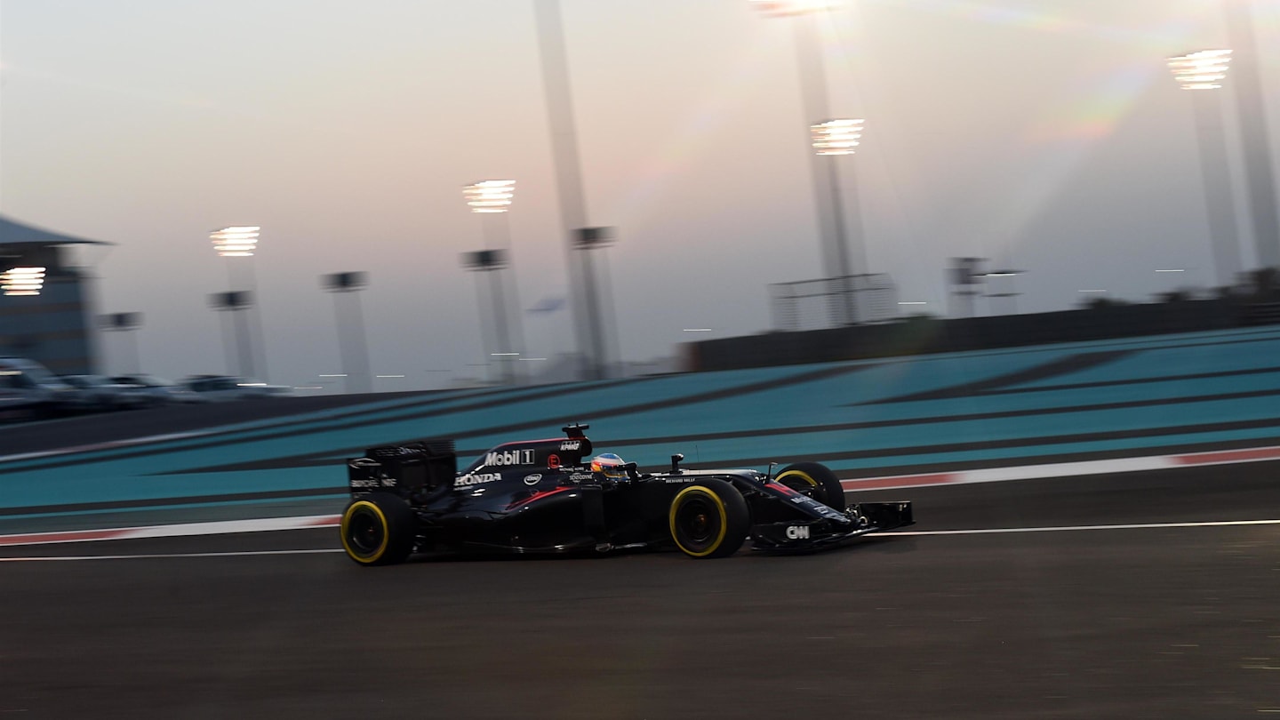 Fernando Alonso (ESP) McLaren MP4-31 at Formula One World Championship, Rd21, Abu Dhabi Grand Prix, Race, Yas Marina Circuit, Abu Dhabi, UAE, Sunday 27 November 2016. © Sutton Images