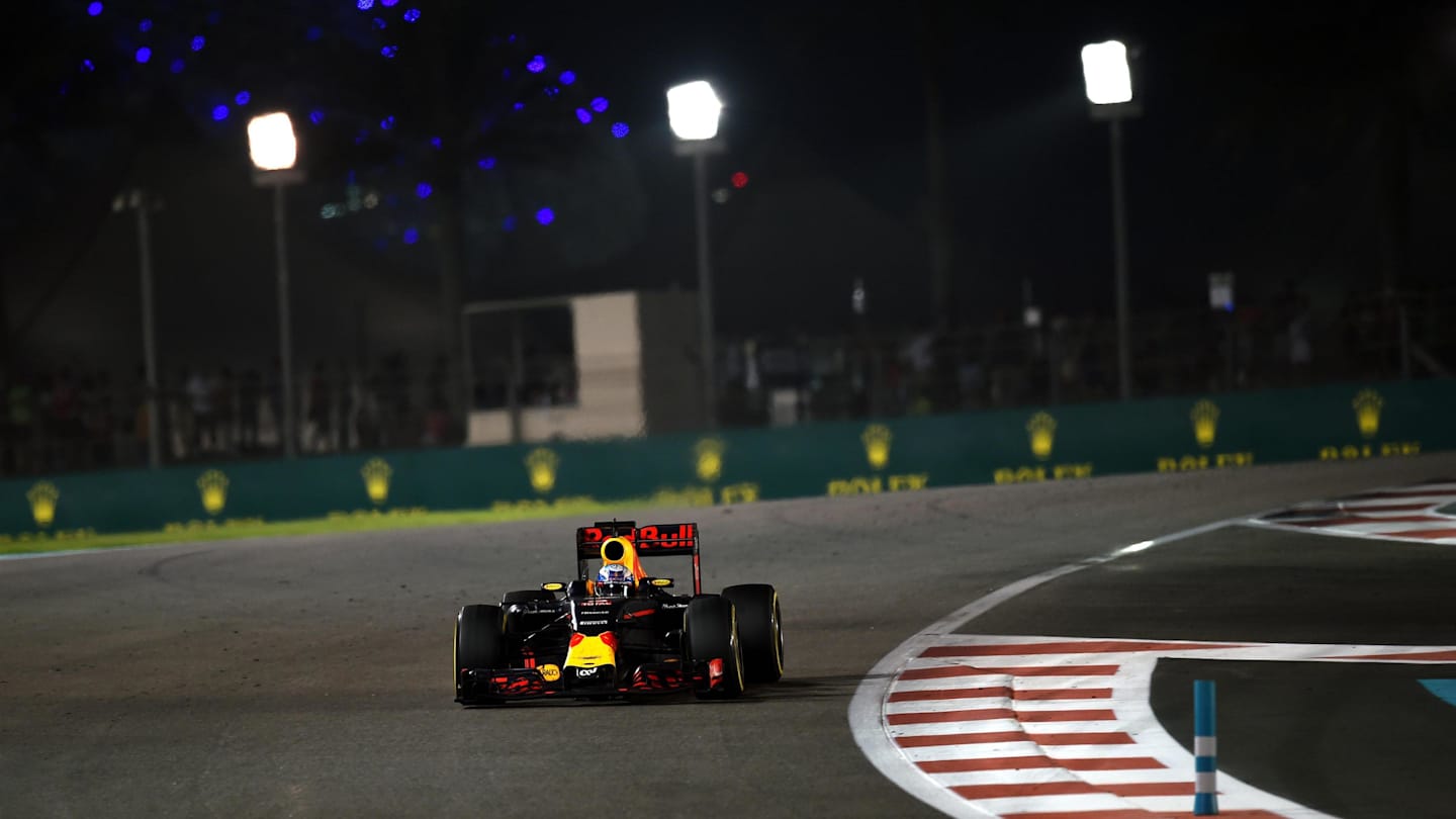 Daniel Ricciardo (AUS) Red Bull Racing RB12 at Formula One World Championship, Rd21, Abu Dhabi Grand Prix, Race, Yas Marina Circuit, Abu Dhabi, UAE, Sunday 27 November 2016. © Sutton Images