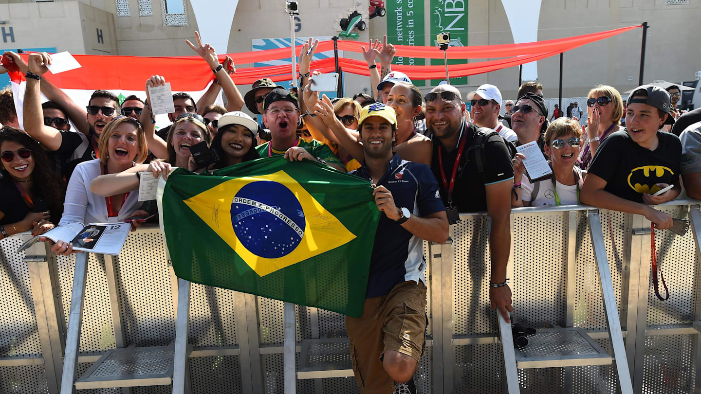 Felipe Nasr (BRA) Sauber and fans at the autograph session at Formula One World Championship, Rd21, Abu Dhabi Grand Prix, Race, Yas Marina Circuit, Abu Dhabi, UAE, Sunday 27 November 2016. © Sutton Images