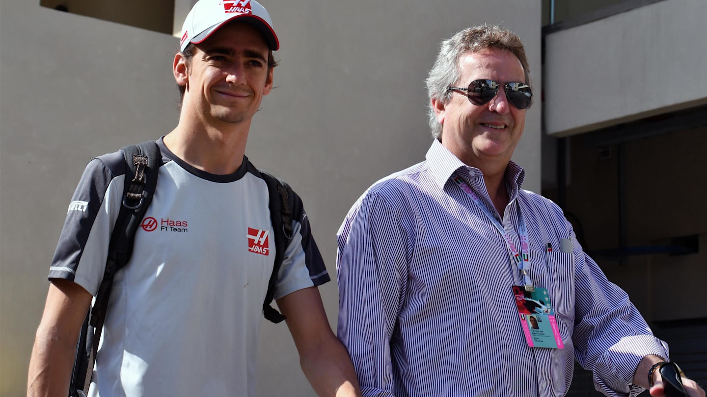 Esteban Gutierrez (MEX) Haas F1 with his Father Roberto Gutierrez (MEX) at Formula One World Championship, Rd21, Abu Dhabi Grand Prix, Race, Yas Marina Circuit, Abu Dhabi, UAE, Sunday 27 November 2016. © Sutton Images