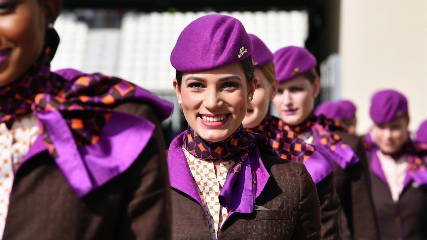 Etihad girls at Formula One World Championship, Rd21, Abu Dhabi Grand Prix, Race, Yas Marina Circuit, Abu Dhabi, UAE, Sunday 27 November 2016. © Sutton Images