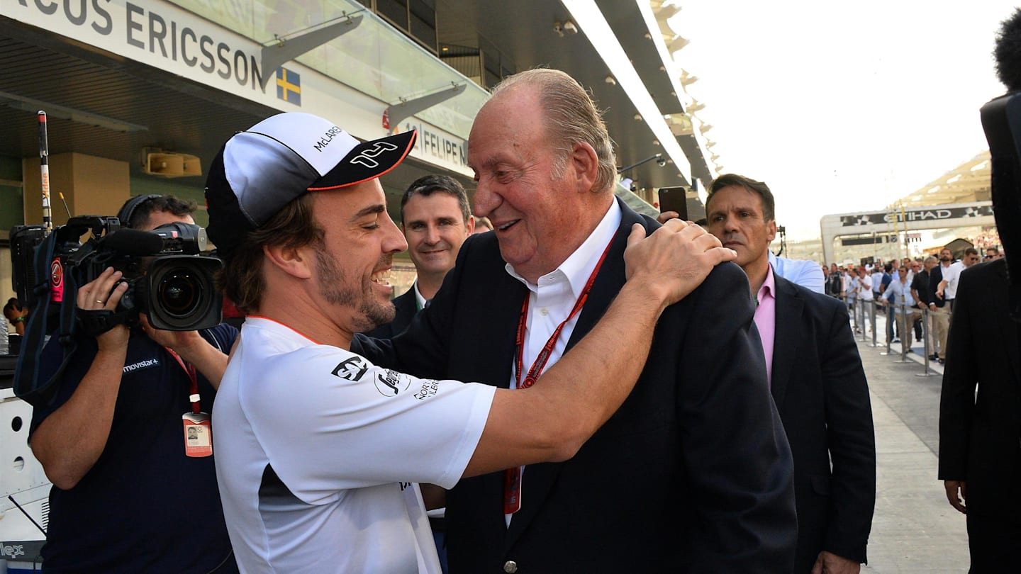 Fernando Alonso (ESP) McLaren and Juan Carlos of Spain (ESP) at Formula One World Championship, Rd21, Abu Dhabi Grand Prix, Race, Yas Marina Circuit, Abu Dhabi, UAE, Sunday 27 November 2016. © Sutton Images