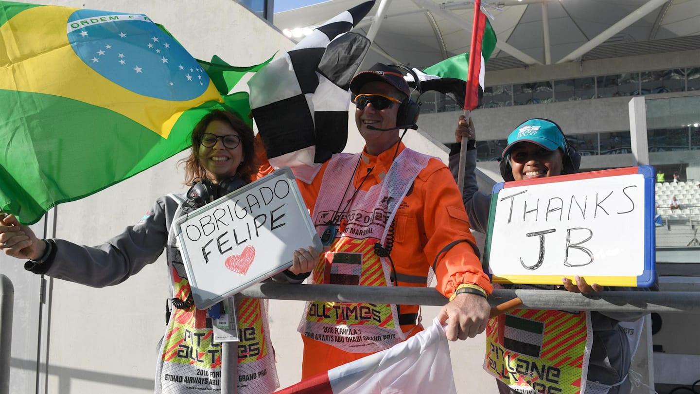 Marshals with goodbye messages for Jenson Button (GBR) McLaren and Felipe Massa (BRA) Williams at Formula One World Championship, Rd21, Abu Dhabi Grand Prix, Race, Yas Marina Circuit, Abu Dhabi, UAE, Sunday 27 November 2016. © Sutton Images