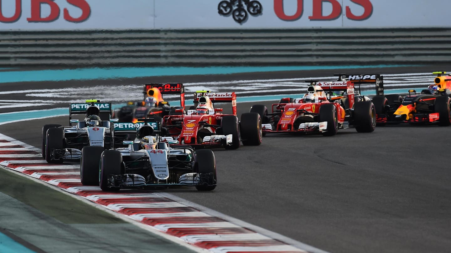 Lewis Hamilton (GBR) Mercedes-Benz F1 W07 Hybrid leads at the start of the race at Formula One World Championship, Rd21, Abu Dhabi Grand Prix, Race, Yas Marina Circuit, Abu Dhabi, UAE, Sunday 27 November 2016. © Sutton Images